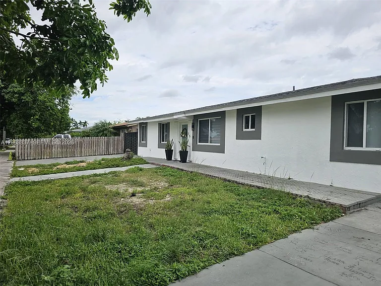 75 SW 18th Ave — Photo 3