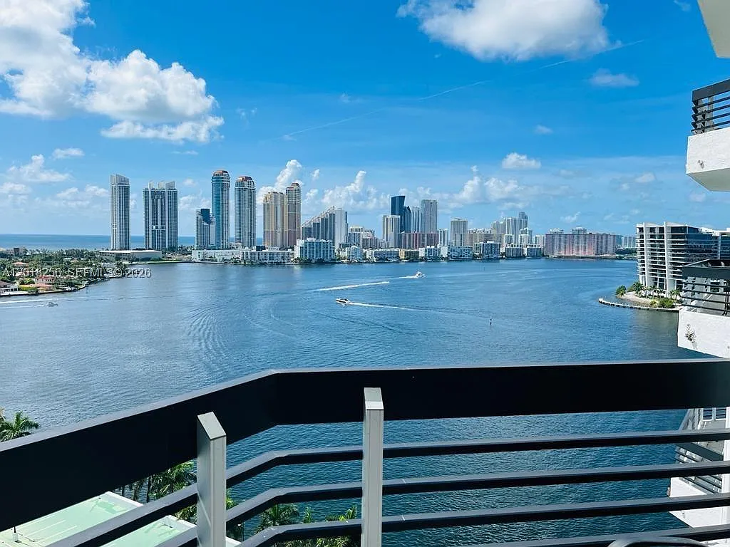 Mystic Pointe Tower 500 C — Photo 2
