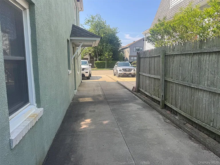 657 E Penn St — Photo 16