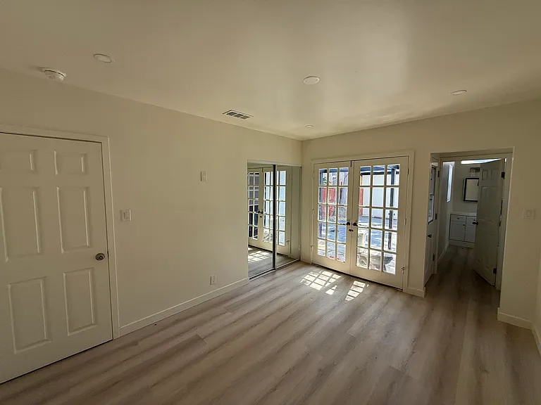 7725 Owensmouth Ave — Photo 17