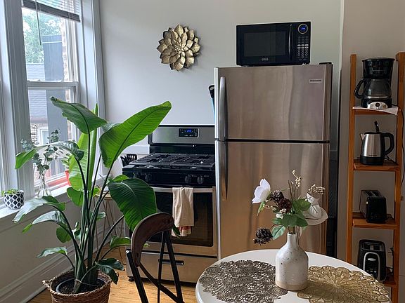 2nd image of 1831 W Evergreen Ave #3R