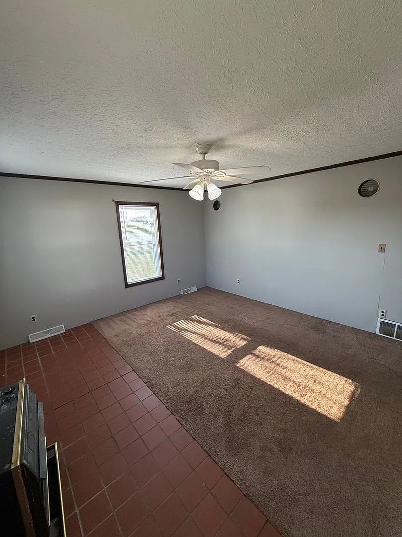 3 Bed/2 Bad House with detached 2 car garage/shop — Photo 4
