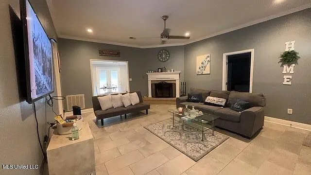 3 bed, 2.0 bath, 1376 sqft, $2,000 — Photo 4