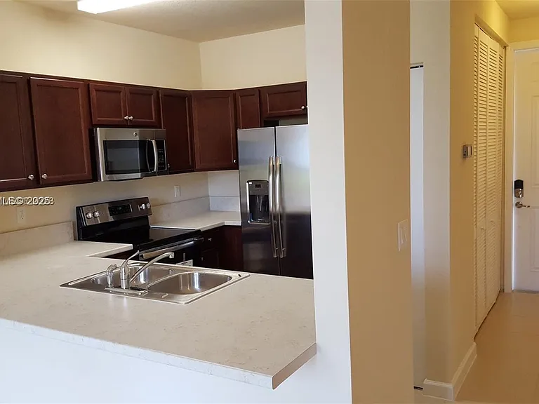 142 SE 28th Ter #7 — Photo 10