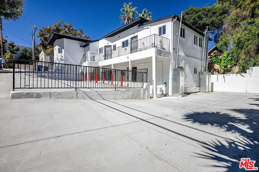 2 bed, 1.0 bath, 995 sqft, $2,400 — Photo 2