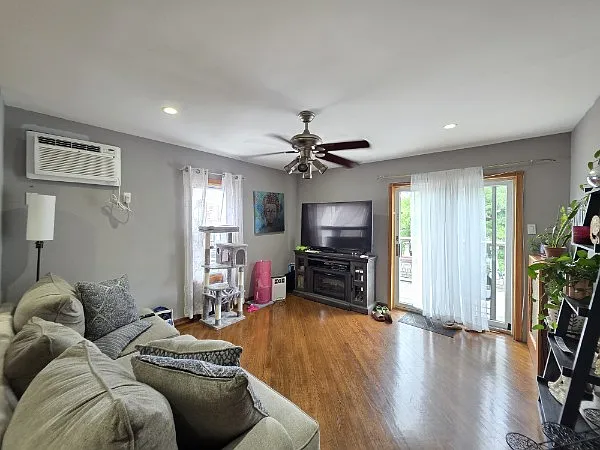 3 bed, 1100 sqft, $3,150 — Photo 2