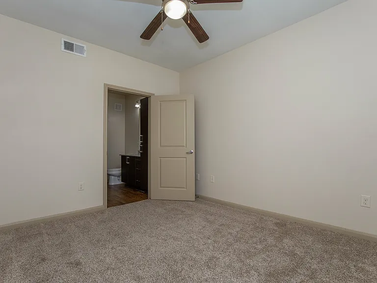 La Mariposa Apartments — Photo 32