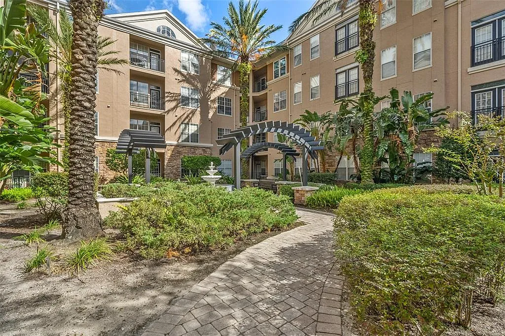 1 bed, 1.0 bath, 696 sqft, $1,800 — Photo 2