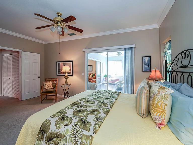 335 Hawthorne Ln — Photo 17