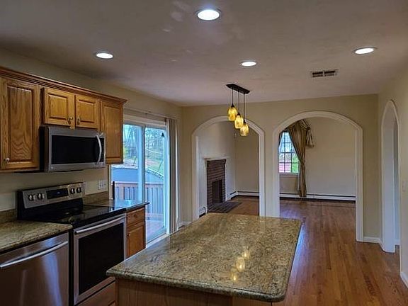 3rd image of 27 Toblin Hill Dr