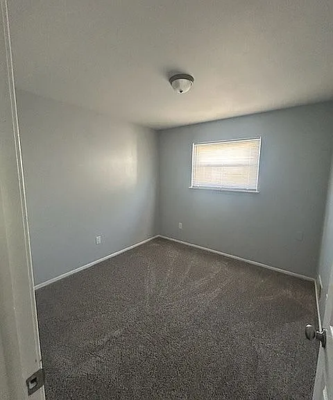 1625 E Oakland Ave — Photo 1