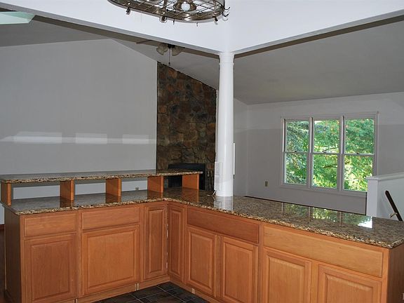 4th image of 761 Shelbourne Ave