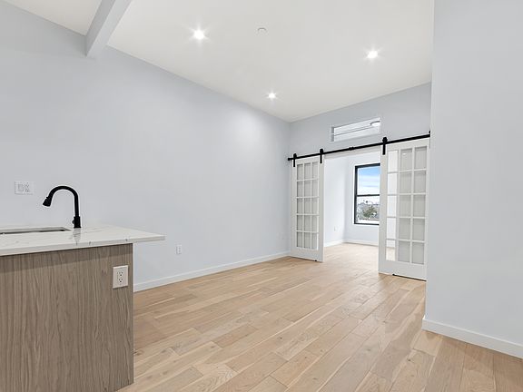 4th image of 1091 Rogers Ave #2