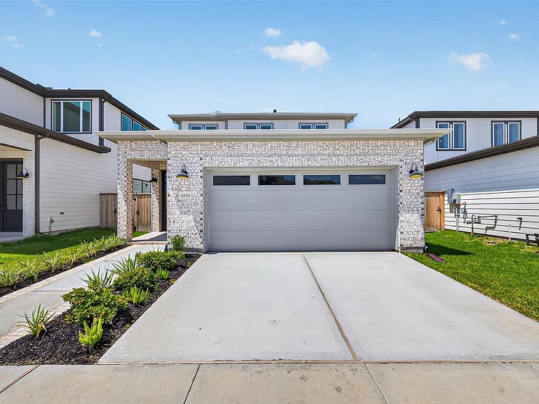 702 Sonfield Dr — Photo 3
