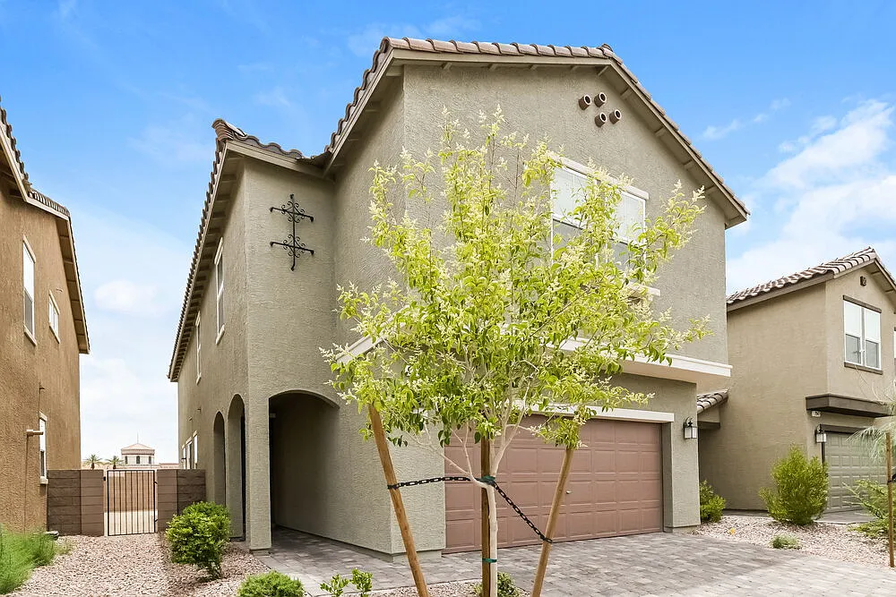 5 bed, 3.0 bath, 2469 sqft, $2,590 — Photo 4