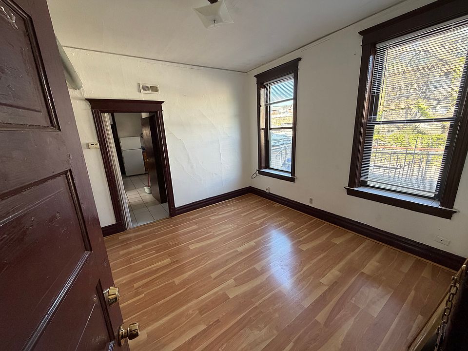 Living room 11'5" X 11'5"