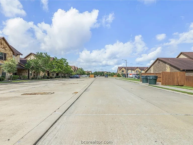 305 Capps Dr — Photo 2