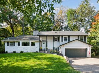522 Shadyway Rd, Wayzata, MN 55391