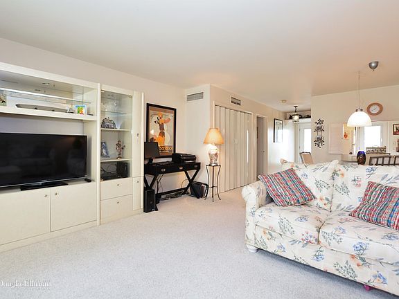 5th image of 80 Venetian Dr #206