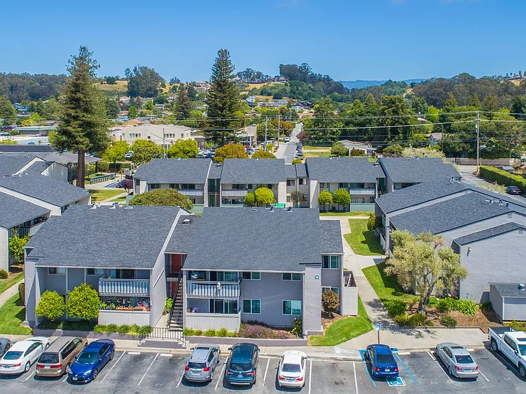 Emerald Bay Apartments — Photo 13