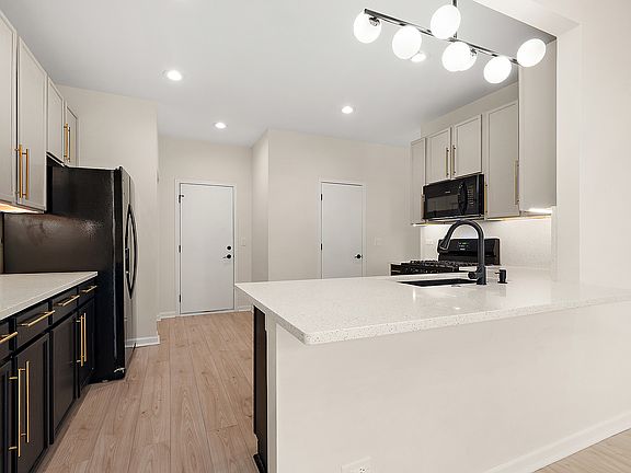 4th image of 1526 Peachtree Ln