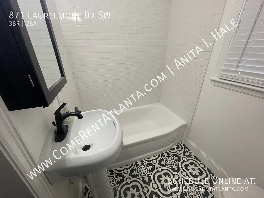 Atlanta Housing/Section 8 Friendly - Housing Voucher Friendly - Renovated Ranch In Southwest Atla... — Photo 2