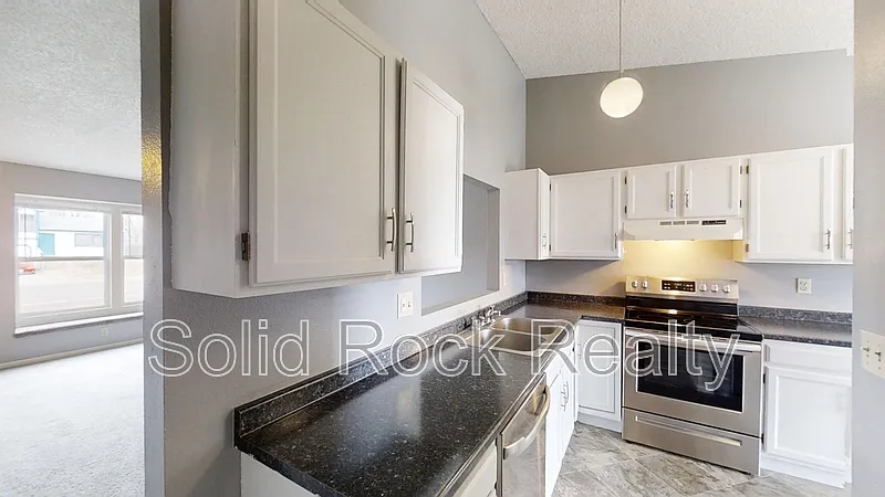 3 bed, 2.0 bath, 1064 sqft, $1,900 — Photo 2