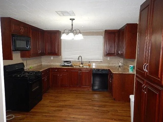4 bed, 2.0 bath, 1400 sqft, $1,795 — Photo 2