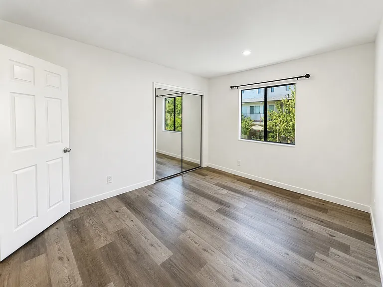 5915 Woodman Ave #204 — Photo 11