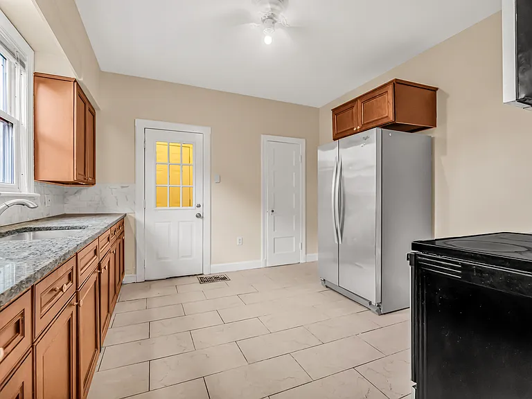 1035 Dixwell Ave — Photo 3