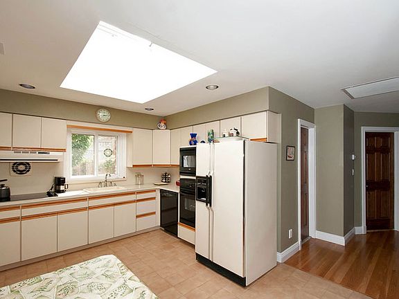 4th image of 32 Hillcrest Dr