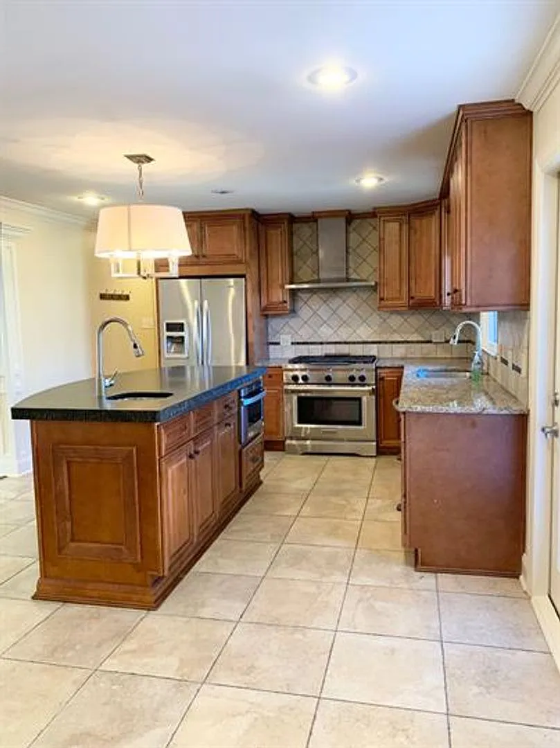 Your Dream Home Awaits in Huntsville's Medical District! — Photo 2