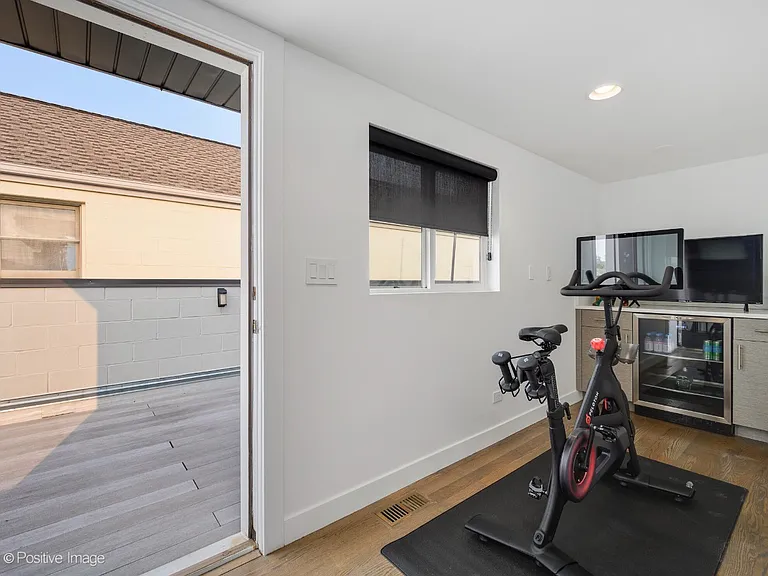 Loft w/ dry bar, third floor