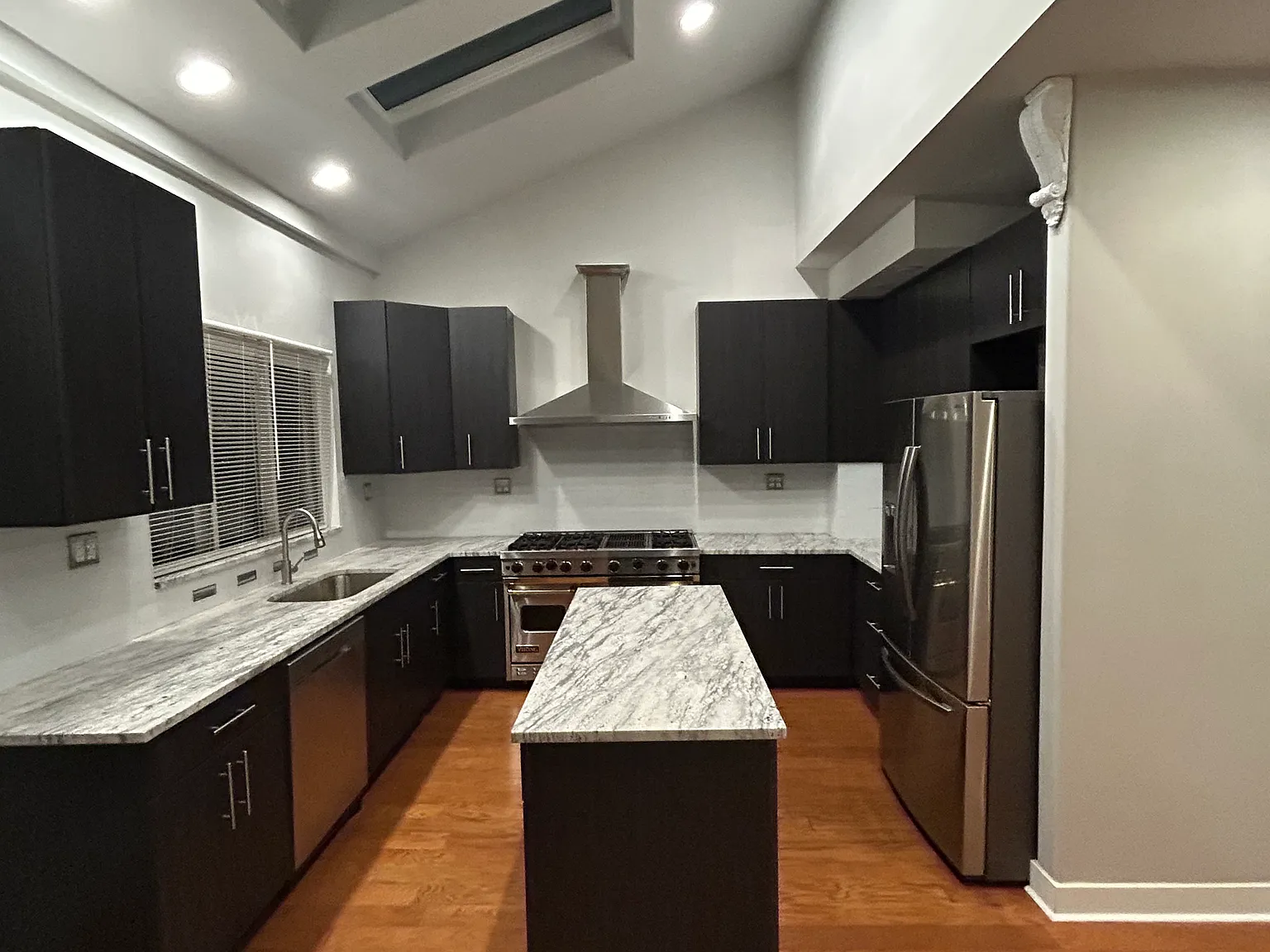 5 bed, 3.5 bath, 3500 sqft, $7,950 — Photo 2