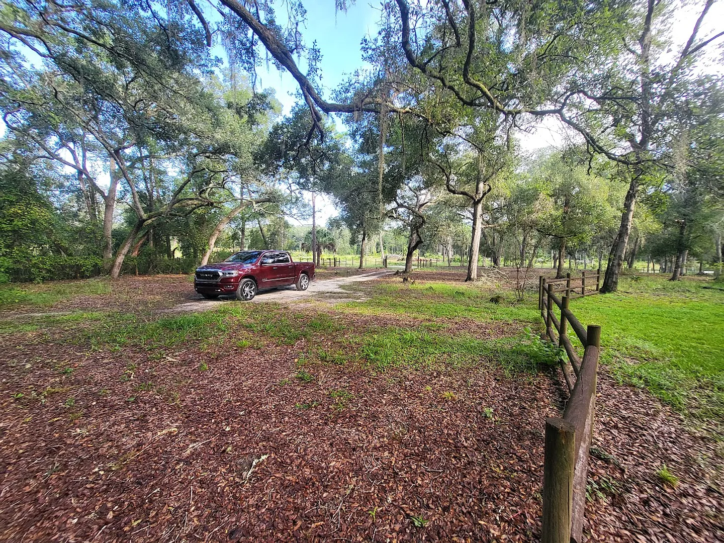 Big 3-bedroom, 2-bath home on 3 acres of fenced land! — Photo 2