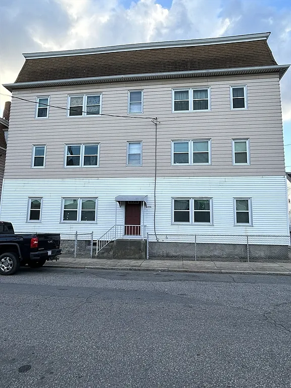 2 bed, 1.0 bath, 616 sqft, $1,300 — Photo 1