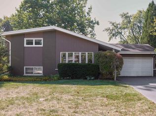 1411 Charing Cross Rd, Deerfield, IL 60015