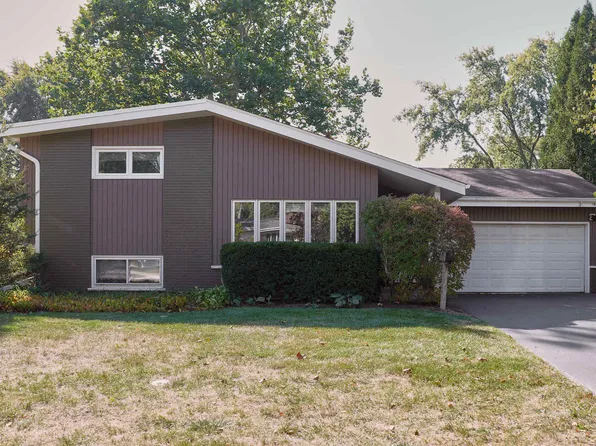 1411 Charing Cross Rd, Deerfield, IL 60015