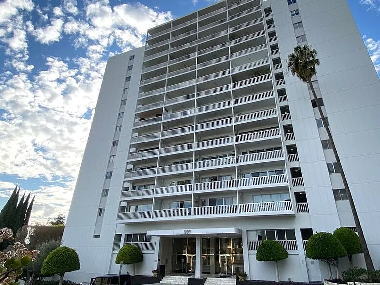 999 N Doheny Dr #904 — Photo 27