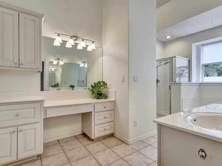 203 Dunkeld Dr — Photo 23