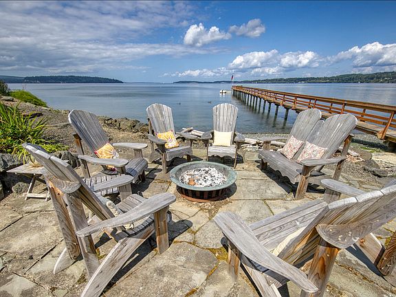 Absolutely spectacular no bank waterfront retreat on the sandy shores.
