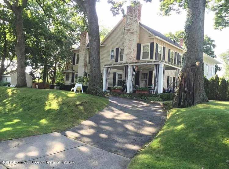 102 Lake Dr — Photo 2