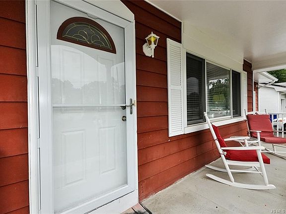 3rd image of 212 Oakdale St