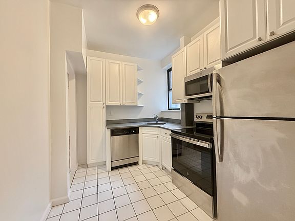 5th image of 305 W 45th St APT 6J