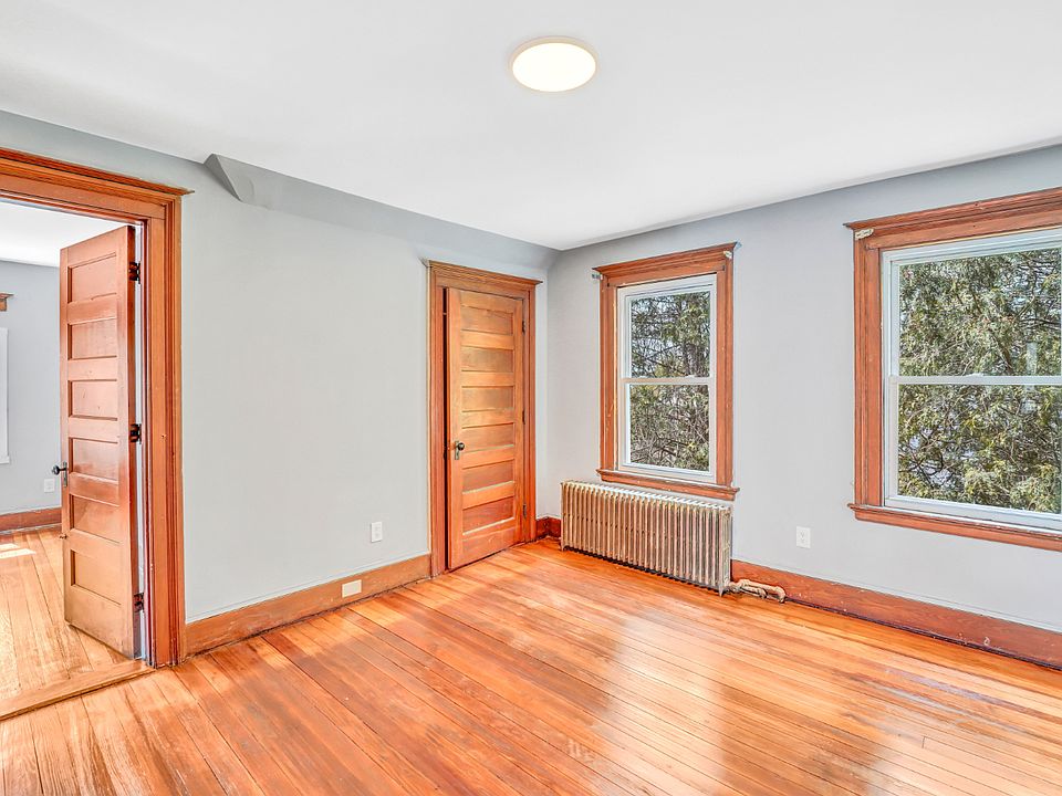 1st image of 114 Buckingham St Floor 3