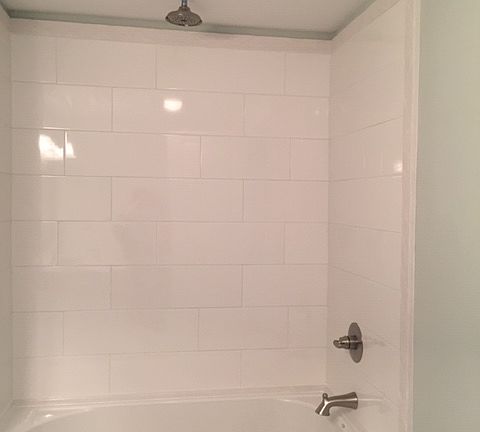 hallbath tub w/tile surround