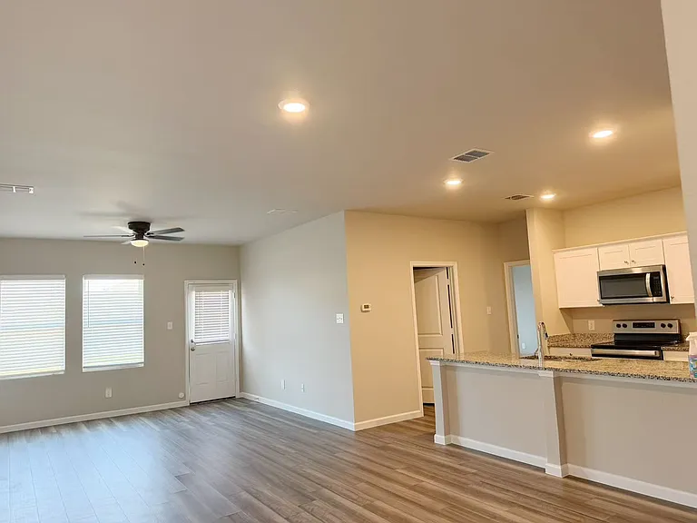 772 Camden Dr — Photo 4