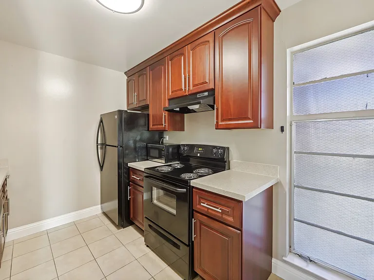 1406 Henry Street — Photo 47