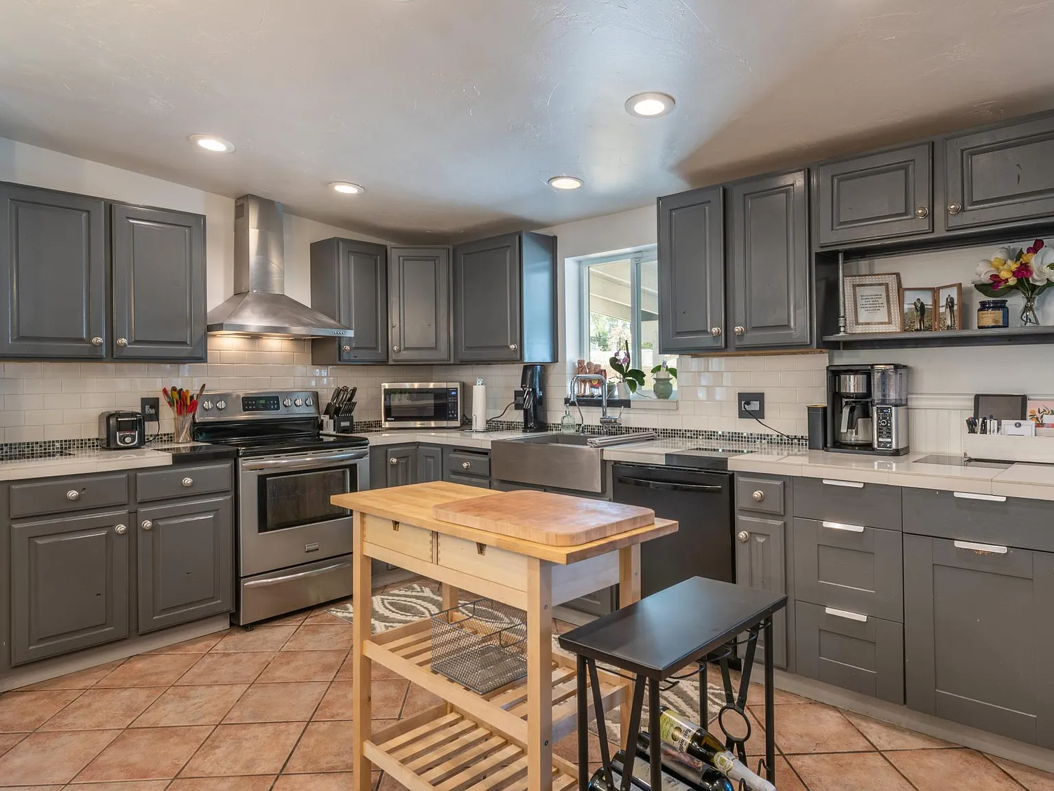 4 bed, 1593 sqft, $2,700 — Photo 4