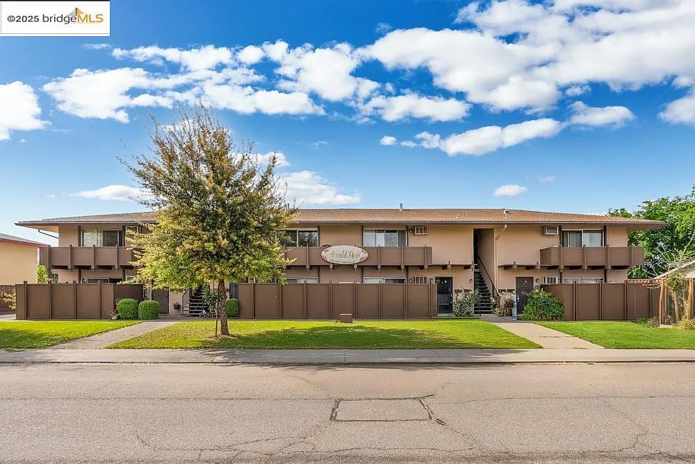 2 bed, 830 sqft, $1,800 — Photo 1